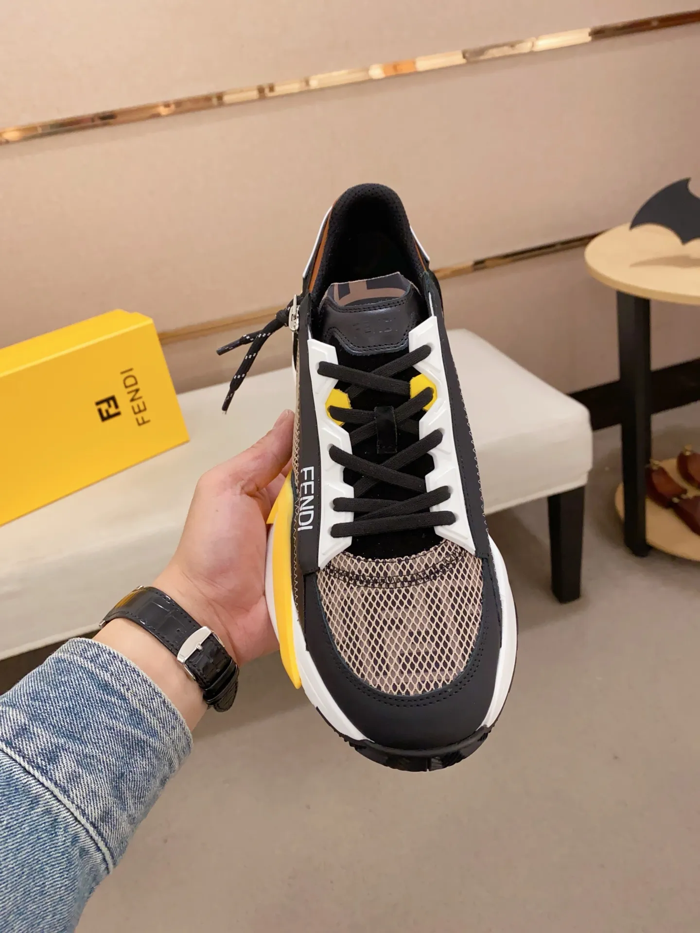 Men's shoes💰: 540💰(Higher version) [Fendi] Fendi's latest casual shoes for men! Available at counters simultaneously! A one-to-one replica of the original. Made entirely of imported top-grain calfskin, the interior is made of top-grain water-dyed cowhide, and the original factory-supplied rubber outsole. Leading new fashion concepts. Matching code: 38-44. 45 can be customized and non-returnable!